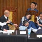 Pelea en el Parlamento de Taiwán por el robo de reforma constitucional (+Video)