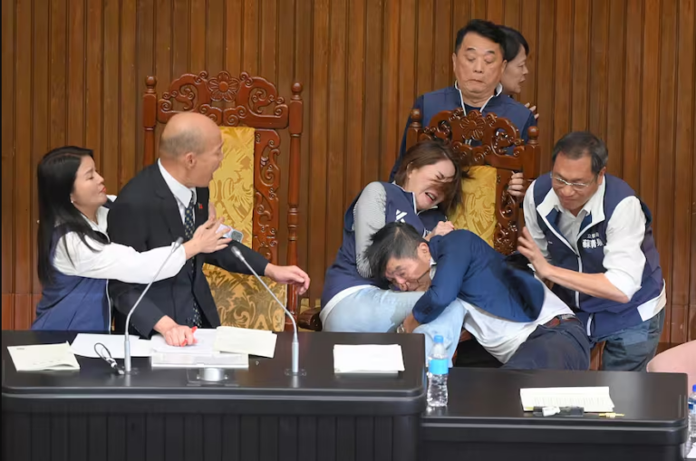 Pelea en el Parlamento de Taiwán por el robo de reforma constitucional (+Video)