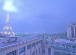 Francia| Rayo impacta sobre la Torre Eiffel durante tormenta eléctrica (+Video)