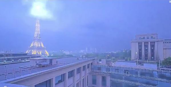 Francia| Rayo impacta sobre la Torre Eiffel durante tormenta eléctrica (+Video)