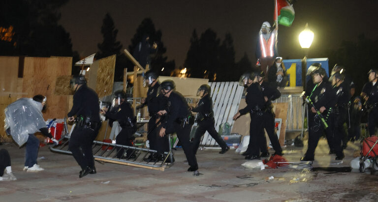 EEUU | Policías desmontan barricadas en Universidad de California