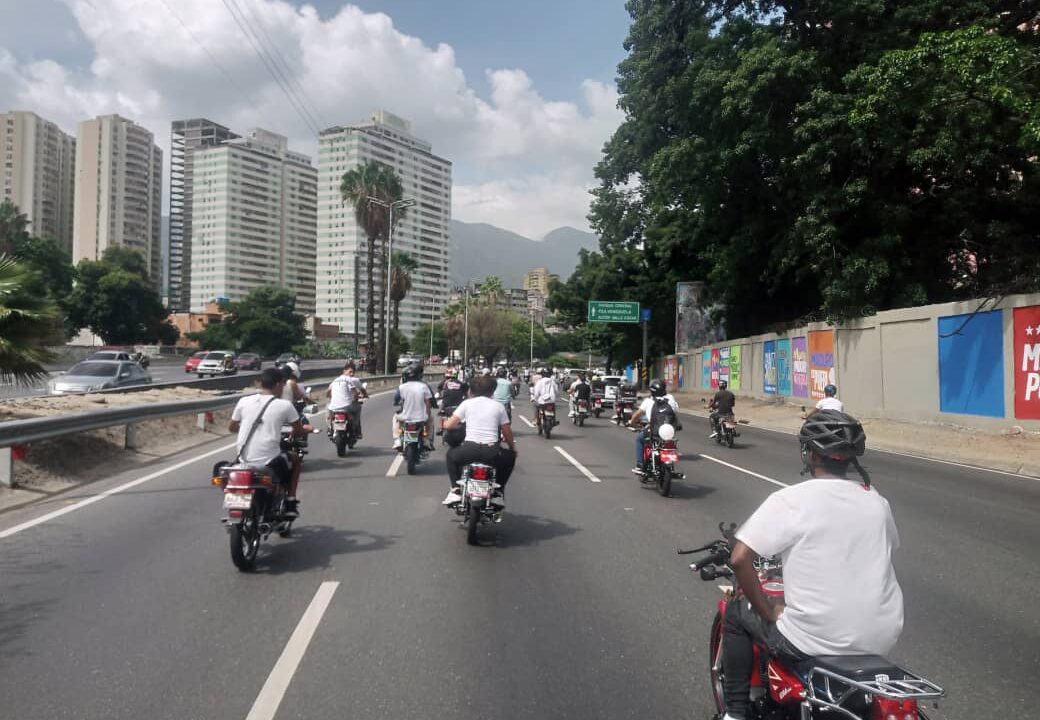 Caracas: Motorizados colapsan la Francisco Fajardo en protesta por asesinato de un compañero(+VIDEO)