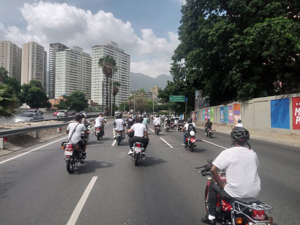 Caracas: Motorizados colapsan la Francisco Fajardo en protesta por asesinato de un compañero(+VIDEO)