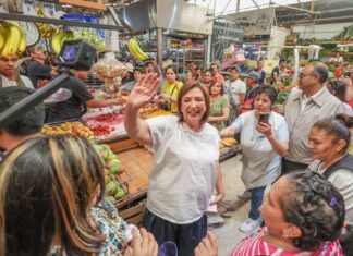 Candidata a la presidencia de México, Xóchitl Gálvez recibió limonazo durante visita a un mercado (+Video)