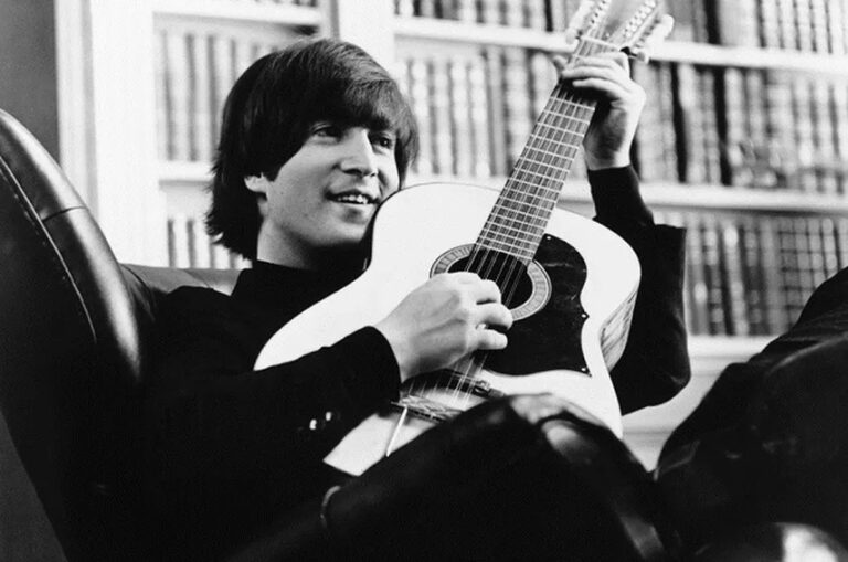 Subastan por suma millonaria guitarra perdida de John Lennon en Nueva York