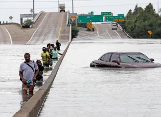 Houston | Ofrecen ayuda económica a los afectados por inundaciones