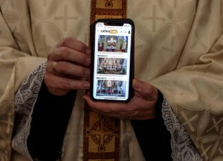Dios al alcance de una app. La religión llega a los celulares