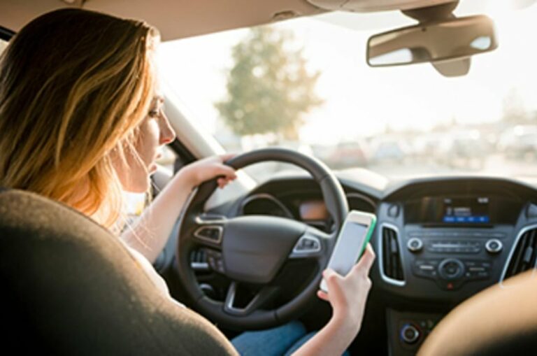 Florida | Estas son las sanciones para conductores que usan el celular al volante (+Detalles)