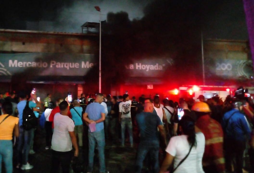 Reportan voraz incendio en el mercado de La Hoyada la noche de este #23May (+Video)