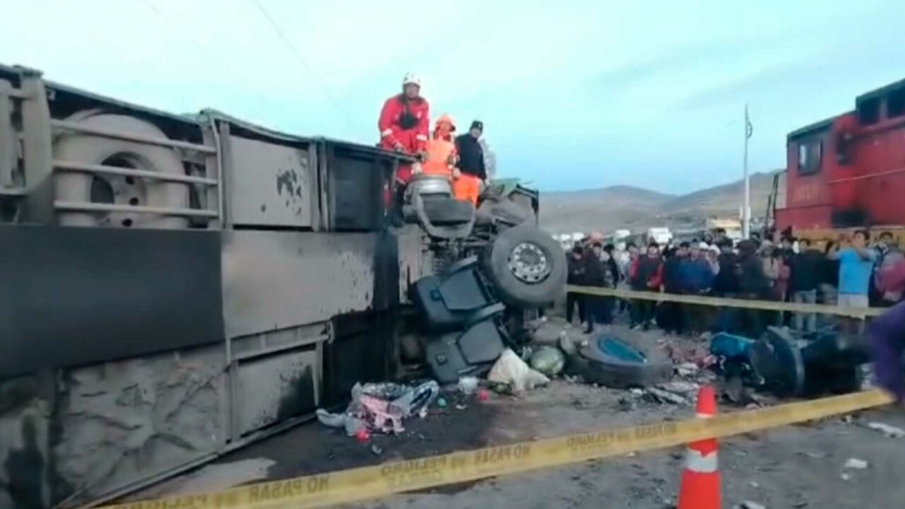 Múltiples víctimas deja choque de un tren con autobús en Perú