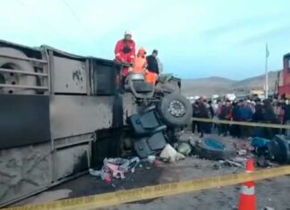 Múltiples víctimas deja choque de un tren con autobús en Perú