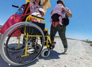 Dos migrantes mexicanas cruzan frontera hacia EEUU con niño en silla de ruedas