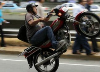 Caracas | ¿Es verdad que los motorizados pueden circular entre dos canales de las vías?