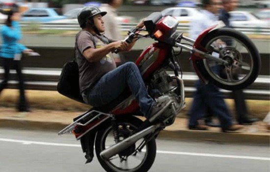 Caracas | ¿Es verdad que los motorizados pueden circular entre dos canales de las vías?