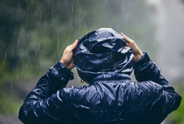 Caracas | Este es el kit básico contra las lluvias que armas con 30 dólares