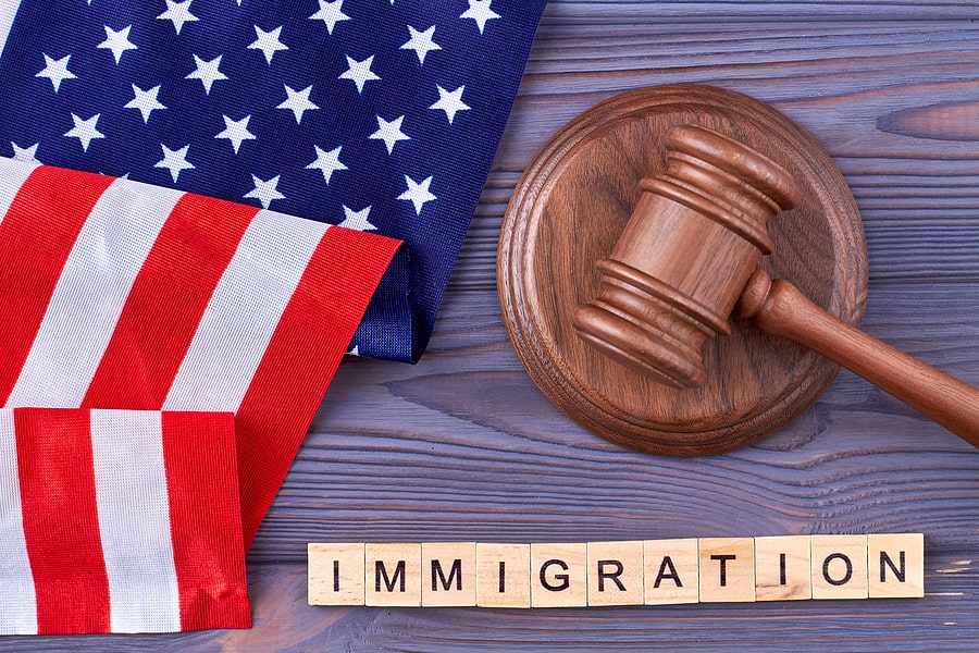 ¿Qué consecuencias enfrenta un inmigrante acusado de felonía en EEUU?