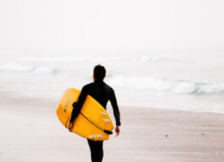 Popular playa de California fue cerrada luego que un tiburón derribara a un surfista