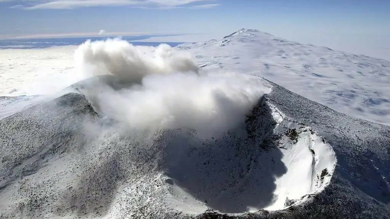Volcán de la Antártida emite polvo de oro en sus erupciones