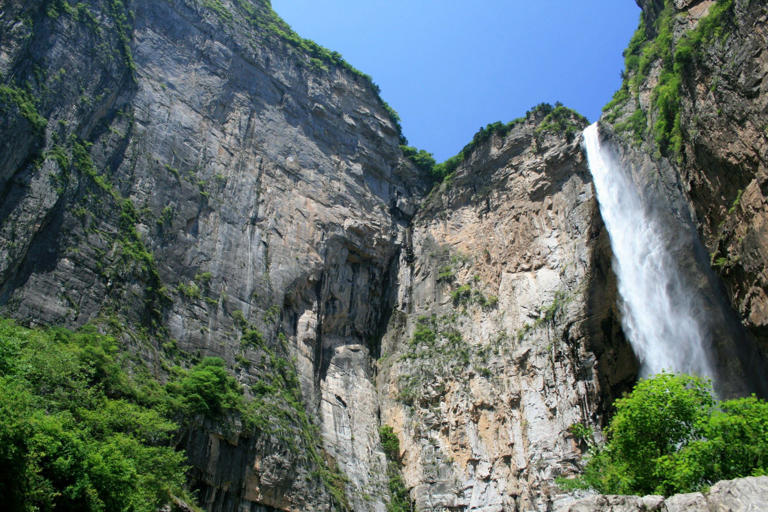 Turista descubre la verdad sobre la cascada más alta de China (+Video viral)