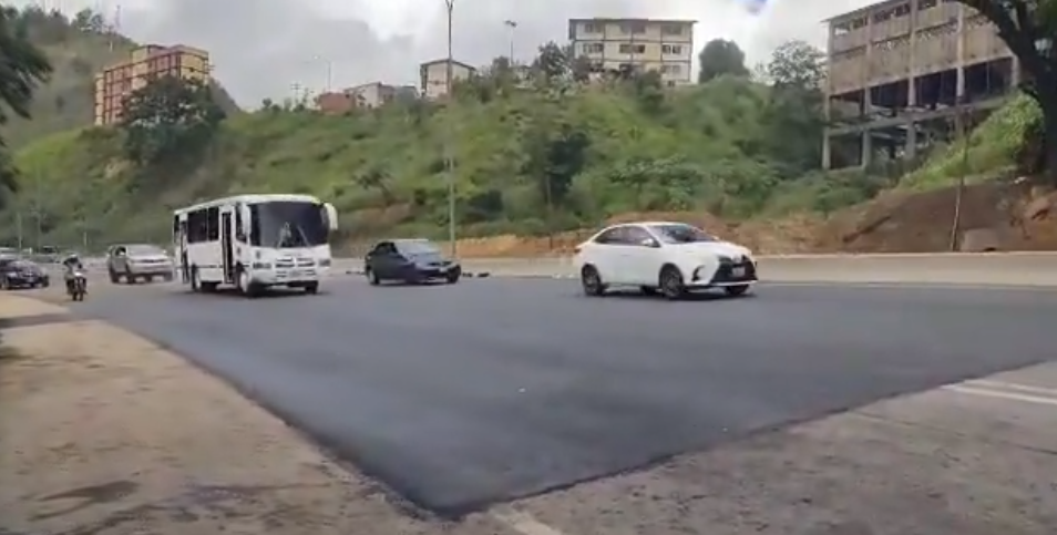 Habilitan todo el paso vehicular en la ARC de Maracay a Caracas