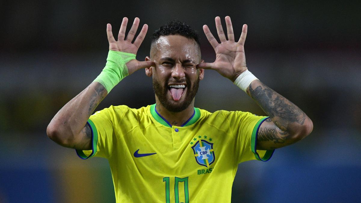 ¡Surrealista! Neymar sorprende a estos hombres tras comprar la camiseta de Brasil (+Video)