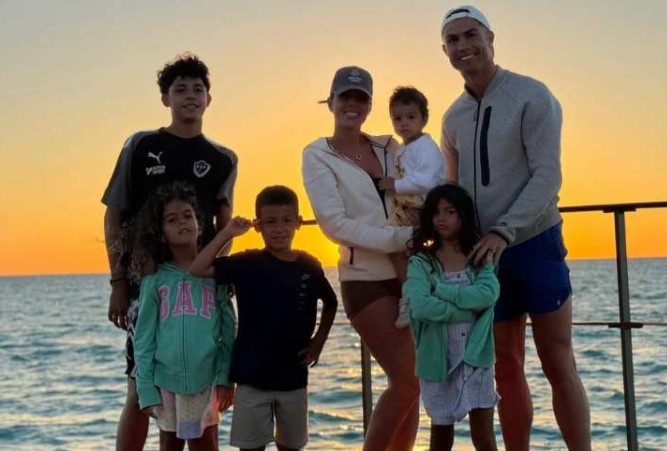 Esposa e hijos de Cristiano Ronaldo corean canciones de Micro TDH (+Video)