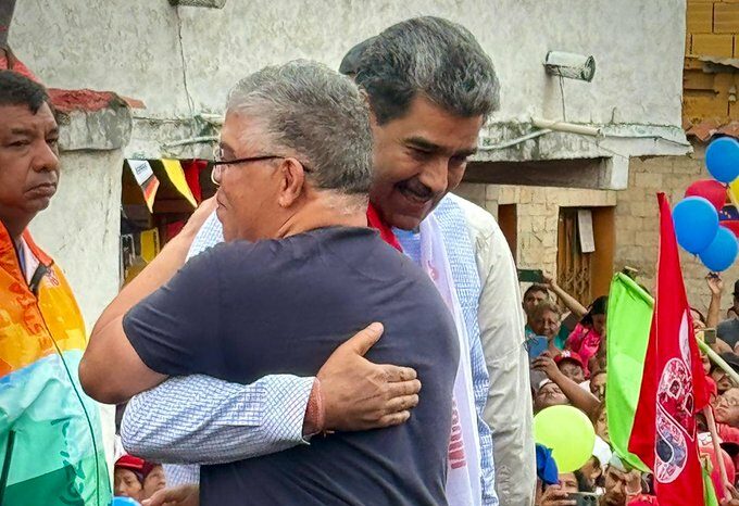 Elías Jaua aclara su posición luego de ser invitado por Maduro a la tarima