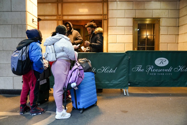 Conozca los servicios que ofrece famoso hotel de Nueva York a los migrantes