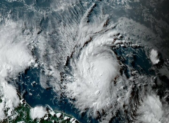 INAMEH: Huracán Beryl se intensifica y alcanza la categoría 5