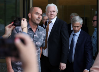 Jueza de EEUU permite a Julian Assange regresar como un hombre libre a Australia