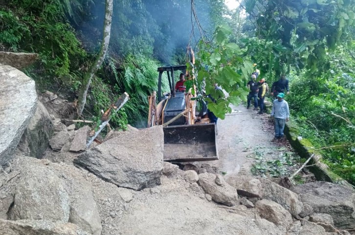 Cerrada carretera Maracay-Choroní por deslizamiento de material rocoso