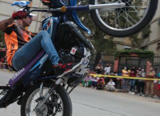 Multan a nueve personas por hacer motopiruetas sin casco