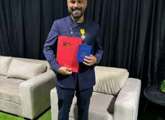 Omar Enrique recibe condecoración por sus 30 años de carrera artística