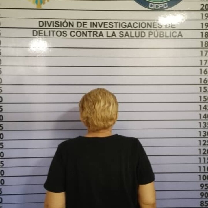 Mujer detenida tras hacerse pasar por neurólogo en Caracas