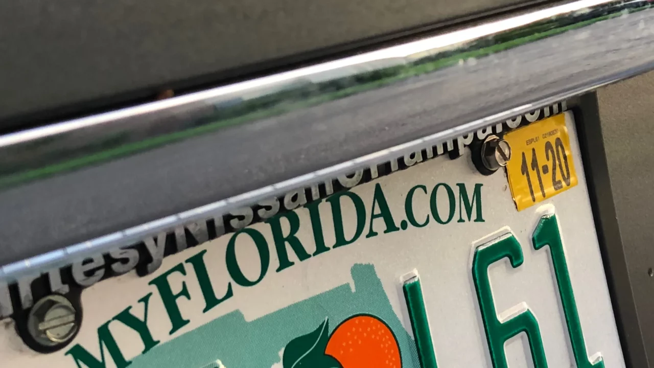 ¿Se puede conducir con la placa vencida en Florida? (+Detalles)