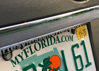 ¿Se puede conducir con la placa vencida en Florida? (+Detalles)
