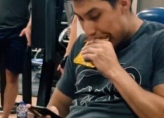 Viral | Joven come comida para perro en el gimnasio (+Video)
