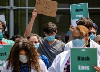 Médicos de Nueva York protestan por incremento de sueldos y personal