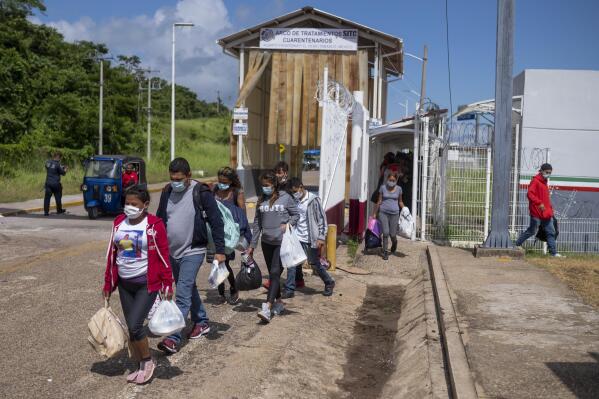 Inmigrantes deportados reciben ayuda en módulos fronterizos con México