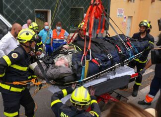 Rescatan a un hombre de su cama tras seis meses atrapado por obesidad (+Video)