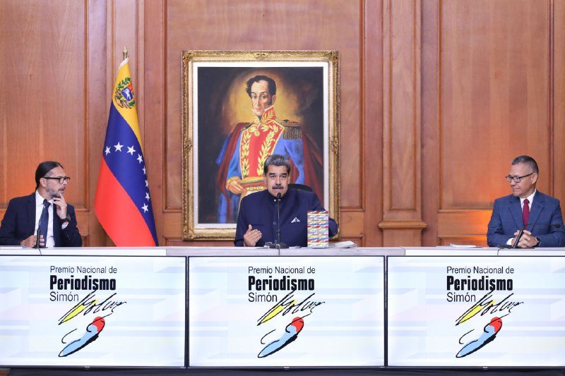Maduro hace entrega del Premio Nacional de Periodismo Simón Bolívar