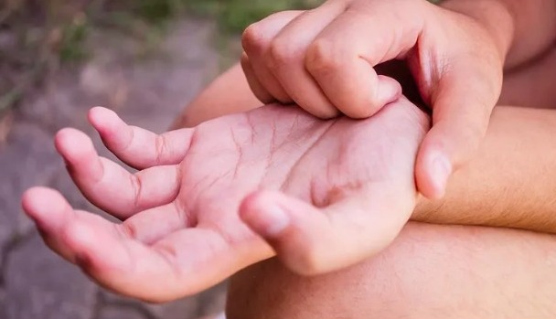 Una mujer gana 50 mil dólares por la superstición ‘mano picante’ (+Detalles)