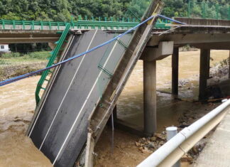 Varios muertos dejó derrumbe de un puente en China