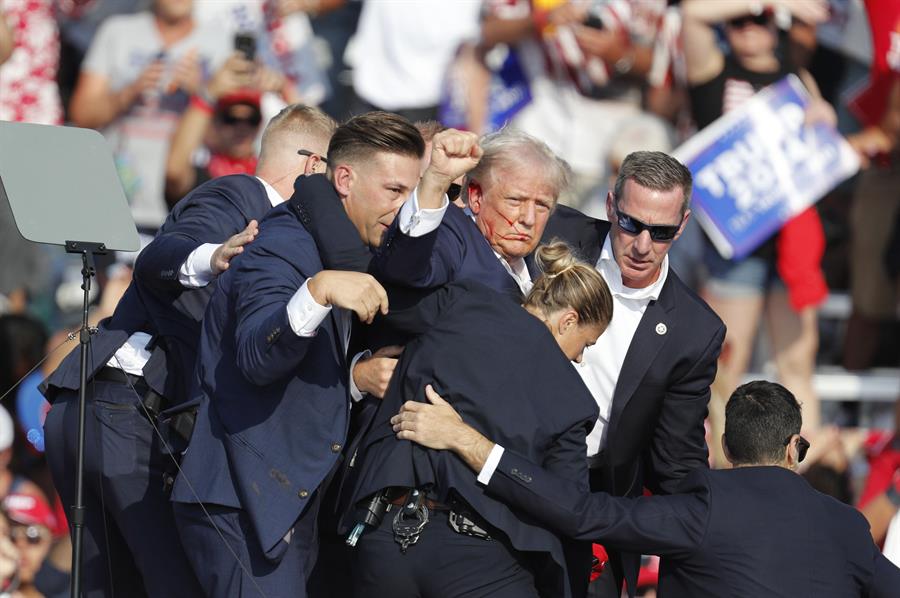 Venden en línea camisetas con la imagen de Donald Trump en el atentado