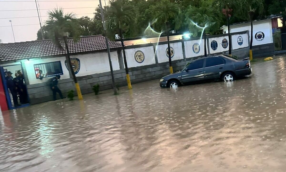Fuertes lluvias causan inundaciones este #17Jul en Cumaná (+Video)