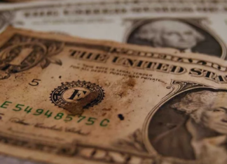 Revelan un truco viral para quitarle las manchas a los billetes de dólares (+VIDEO)