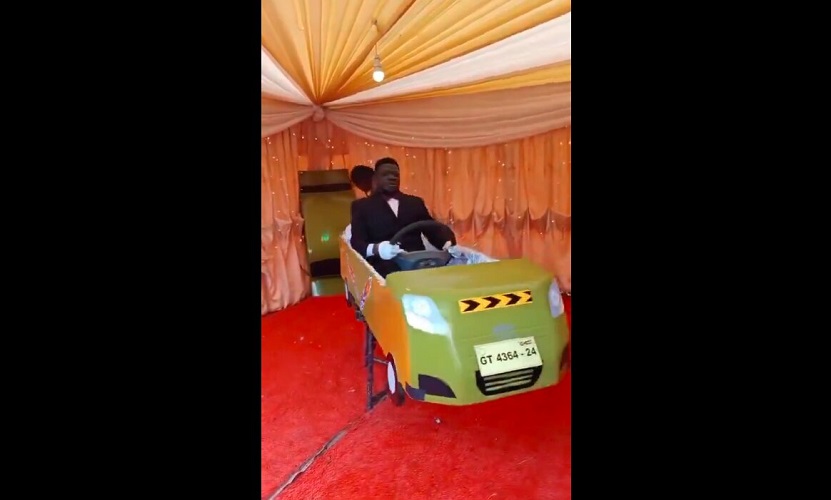 Taxista es velado en un ataúd en forma de auto mientras sostiene un volante (+Video)