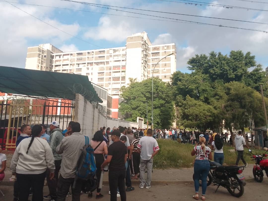 Largas colas en centros de votación de Caracas (+Imágenes)