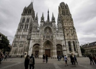 Controlan incendio en la aguja de la catedral de Ruan, en Normandía (+Video)