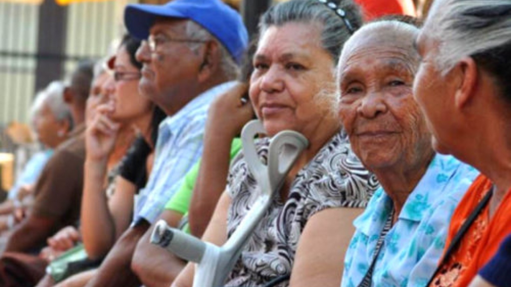 Abuelos de Miranda recibieron estos productos en combos CLAP especiales